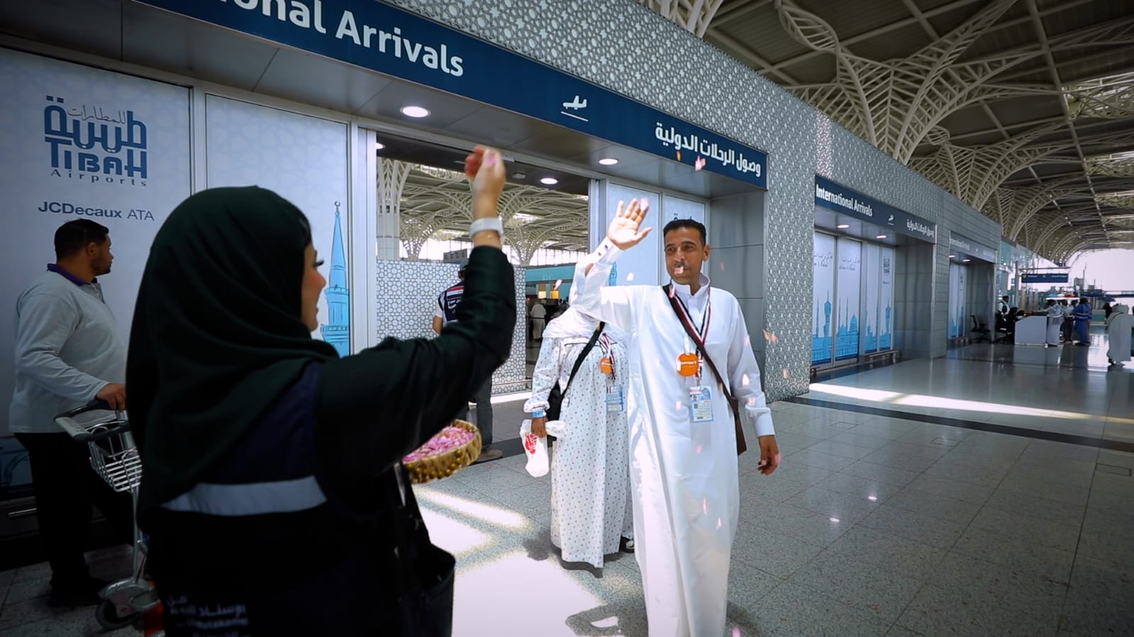 استقبال الحجاج بالورود. استقبال الحجاج بالورود.