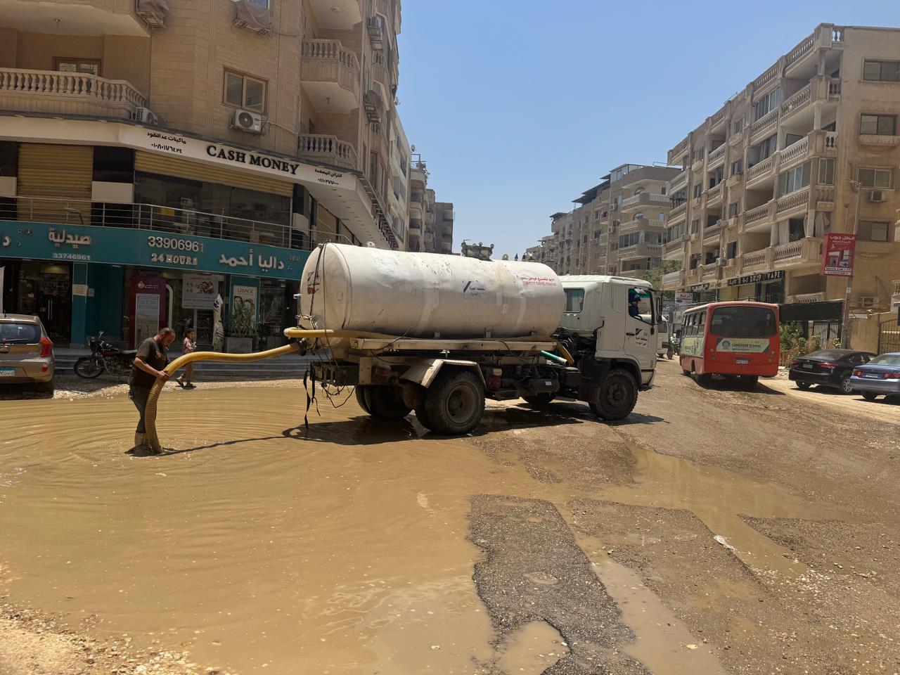 إصلاح كسر مفاجئ بخط مياه فى هضبة الأهرام وإعادة ضخ المياه للمناطق المتأثرة