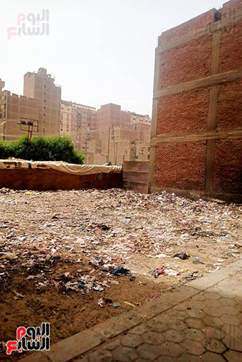 الأرض بعد التنظيف من القمامة