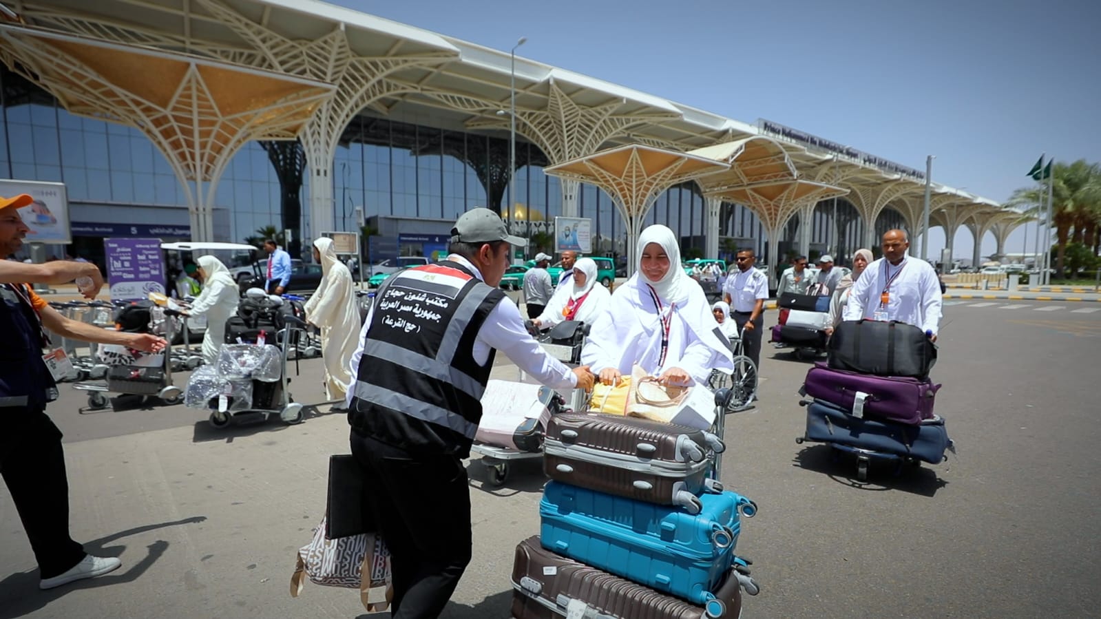 مسؤولي البعثة يساعدون الحجاج مسؤولي البعثة يساعدون الحجاج