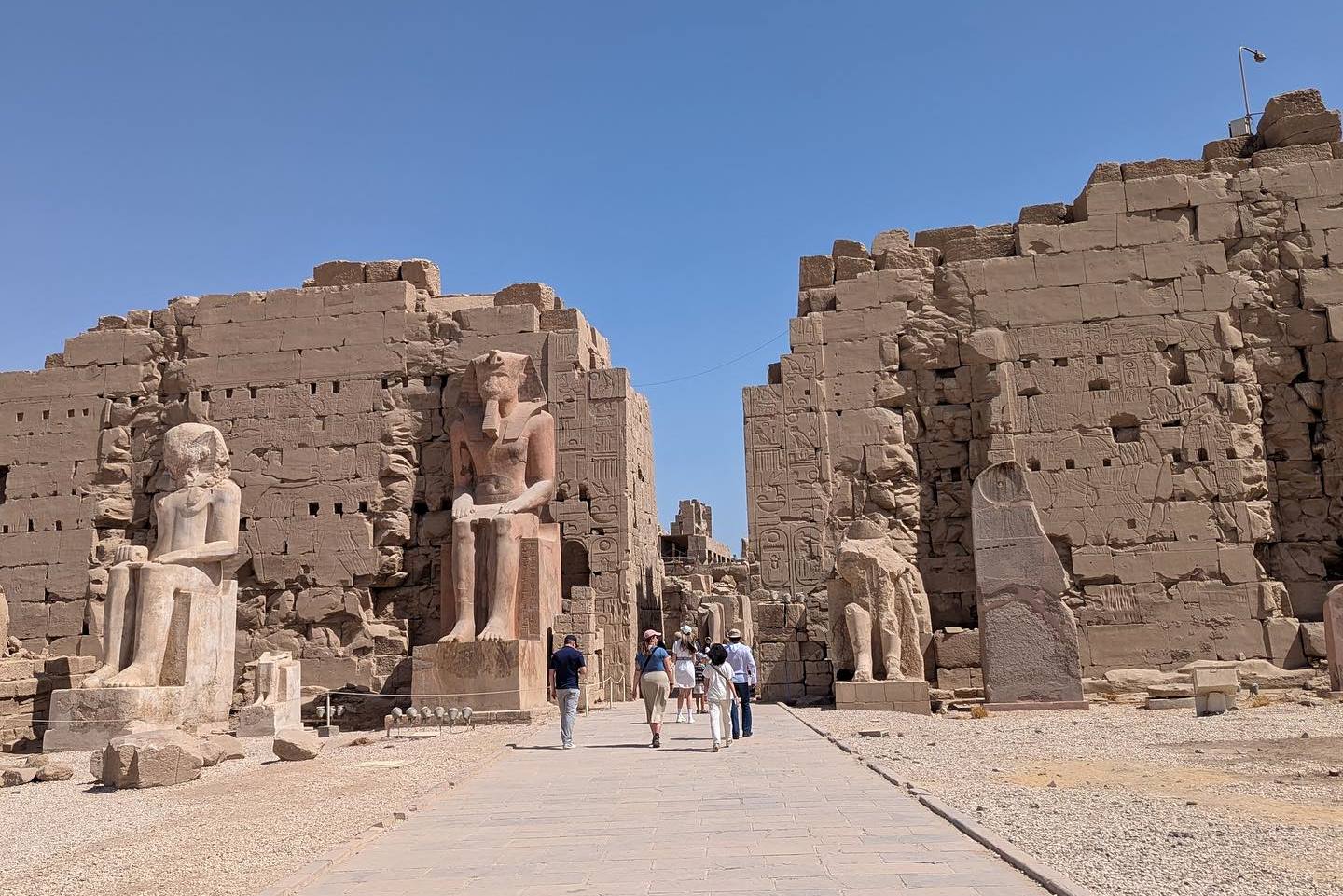 الأفواج السياحية من حول العالم يتحدون حرارة الطقس بالكرنك