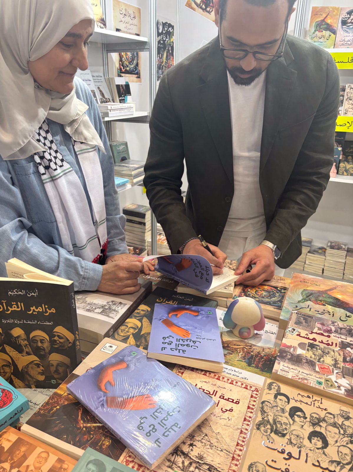 هشام شعبان يوقع الرواية