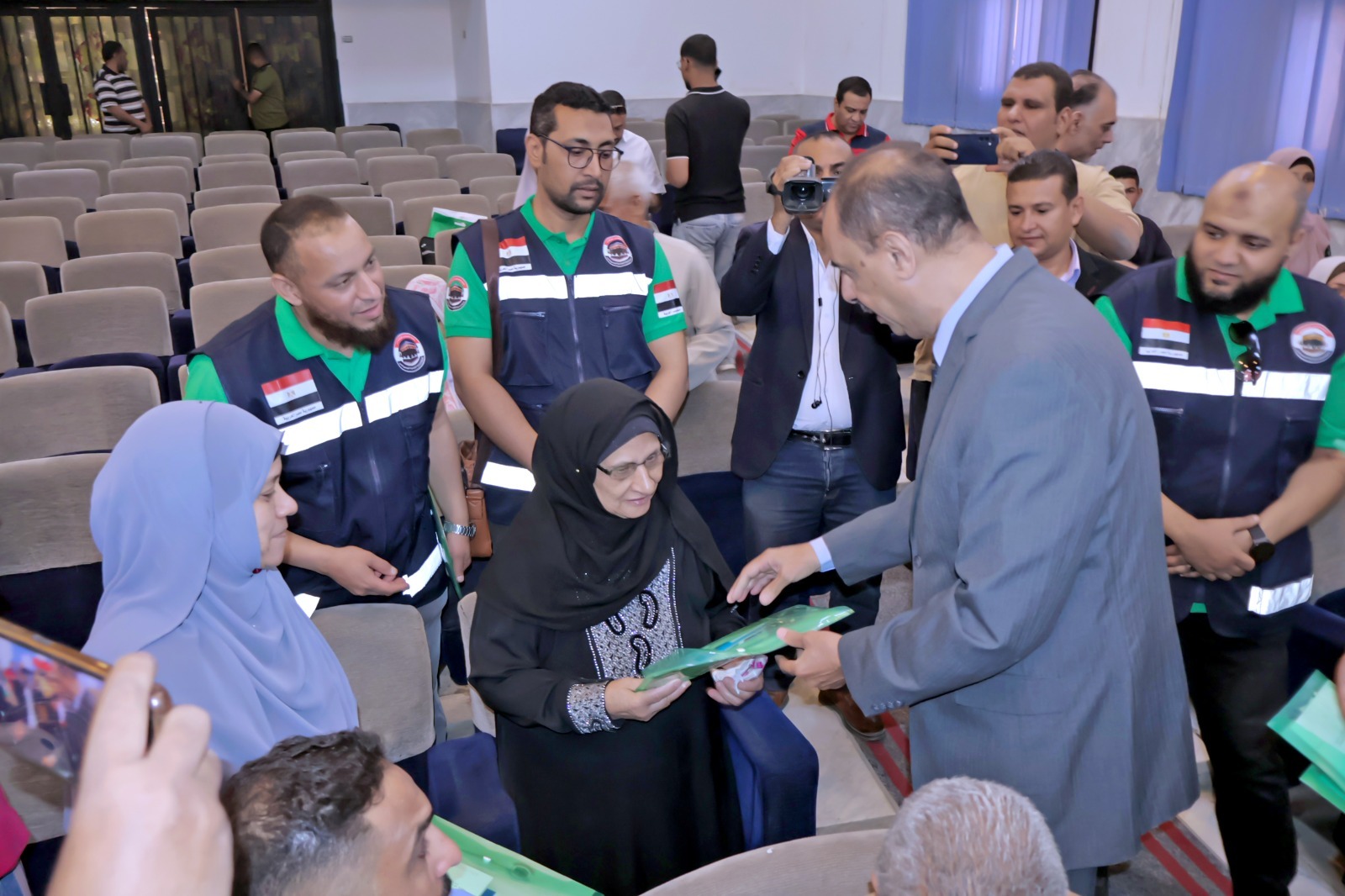 مسنة تتسلم التأشيرة 