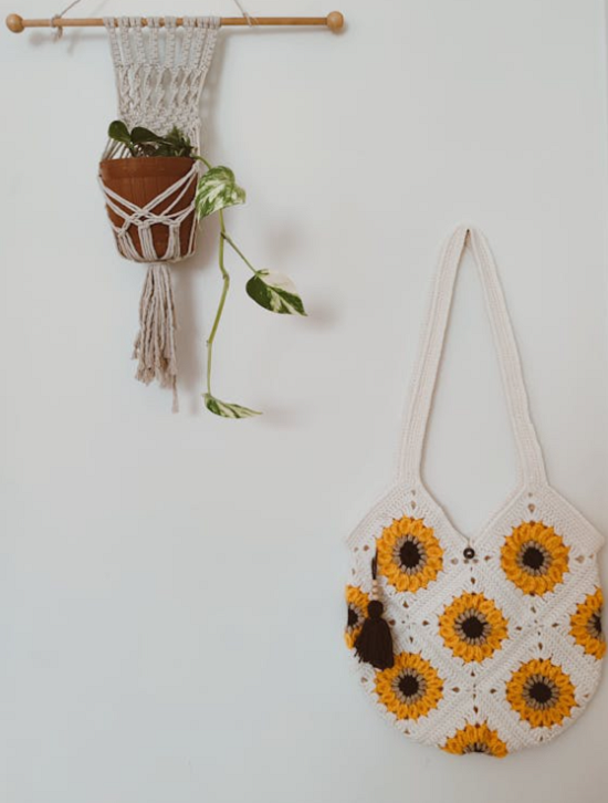 حقيبة  تحتوي على زهور