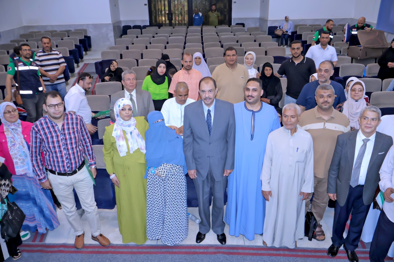 صورة تذكارية للحجاج مع المحافظ