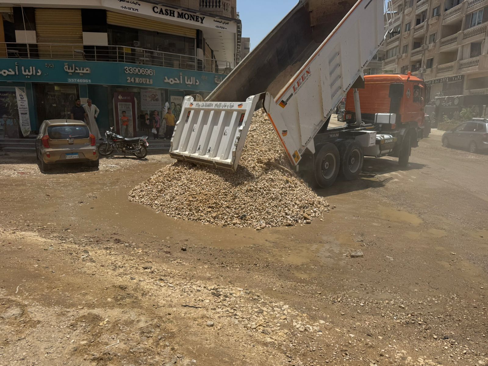إصلاح كسر مفاجئ بخط مياه فى هضبة الأهرام إصلاح كسر مفاجئ بخط مياه فى هضبة الأهرام