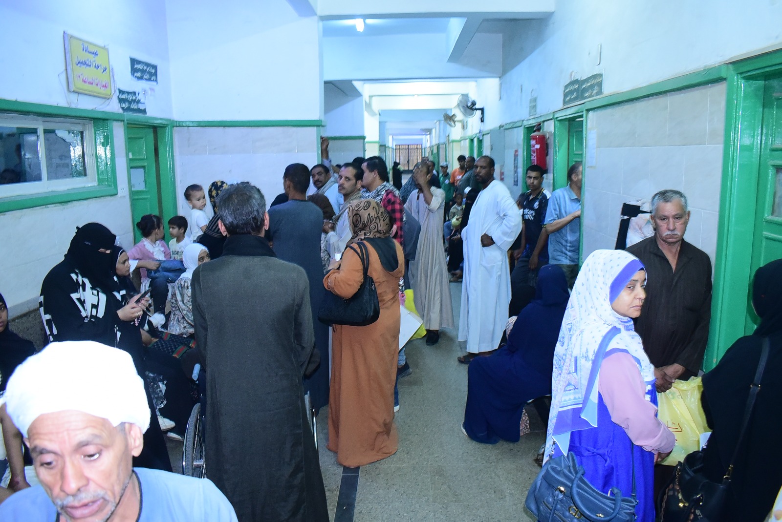 الأهالى بالعيادات فى الجامعة 