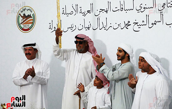 التكريم-بالجائزة-السيف التكريم-بالجائزة-السيف