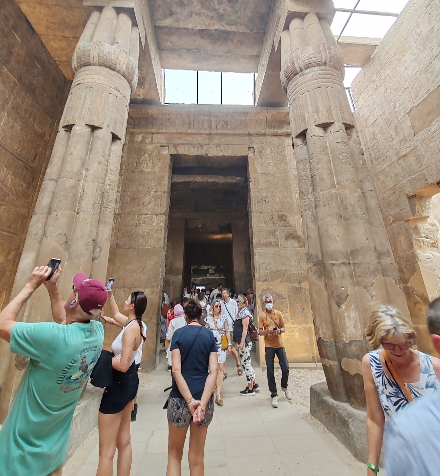 جانب من الزيارات اليومية فى قلب معابد الأقصر