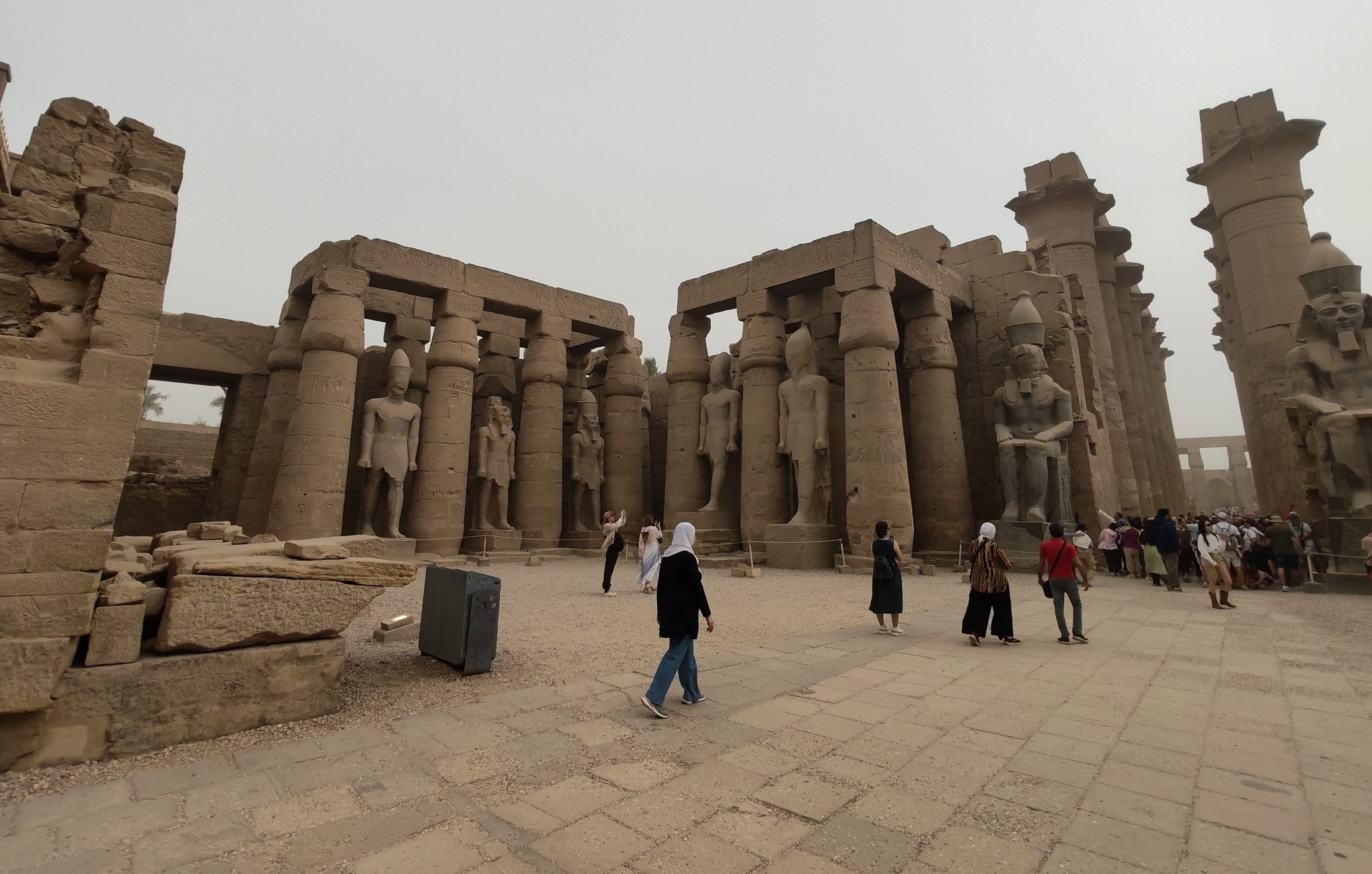 سياح العالم يستمتعون بزيارة المعابد الفرعونية بالأقصر