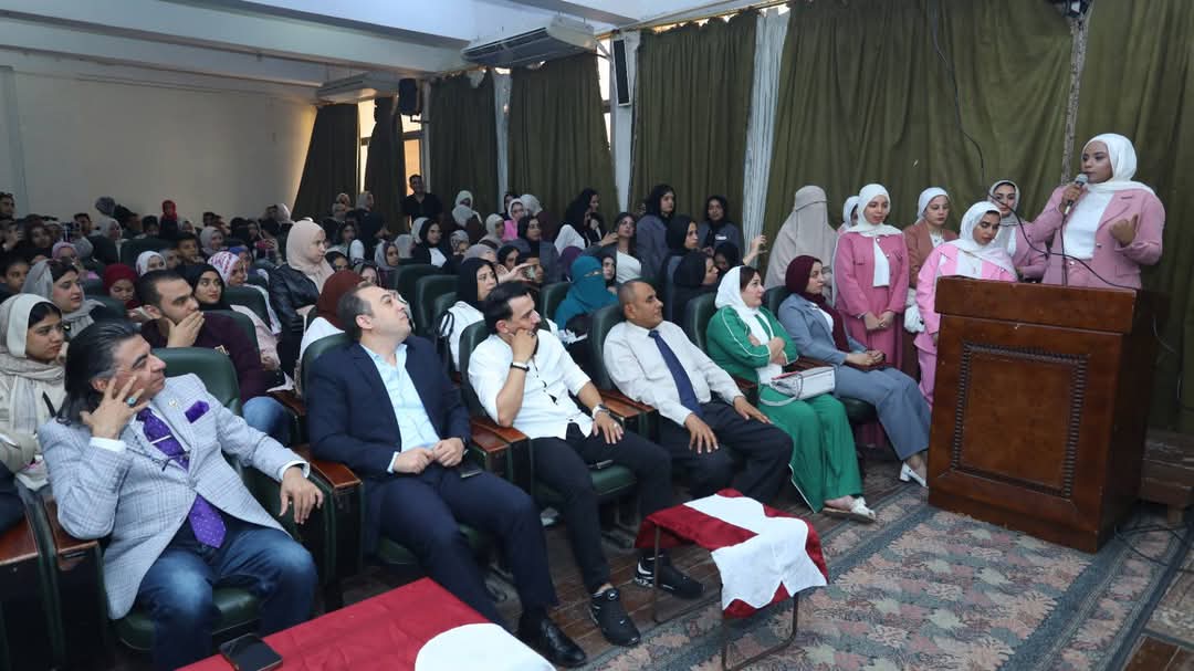 الدكتورة خلود السواح لحظة الاستماع لمشروعات التخرج لطلاب صحافة الزقازيق الدكتورة خلود السواح لحظة الاستماع لمشروعات التخرج لطلاب صحافة الزقازيق