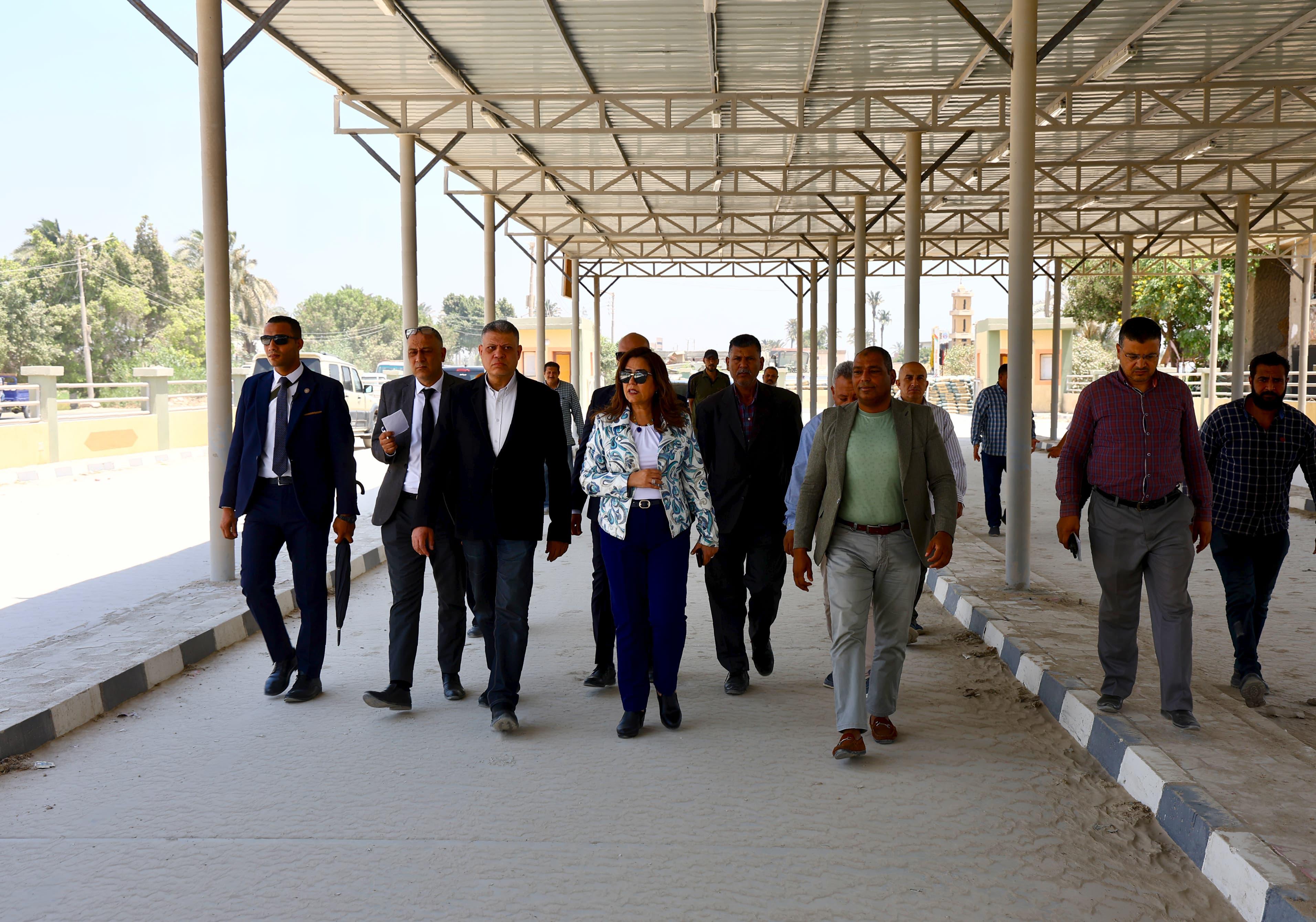 جولة وزيرة التنمية المحلية فى الصف