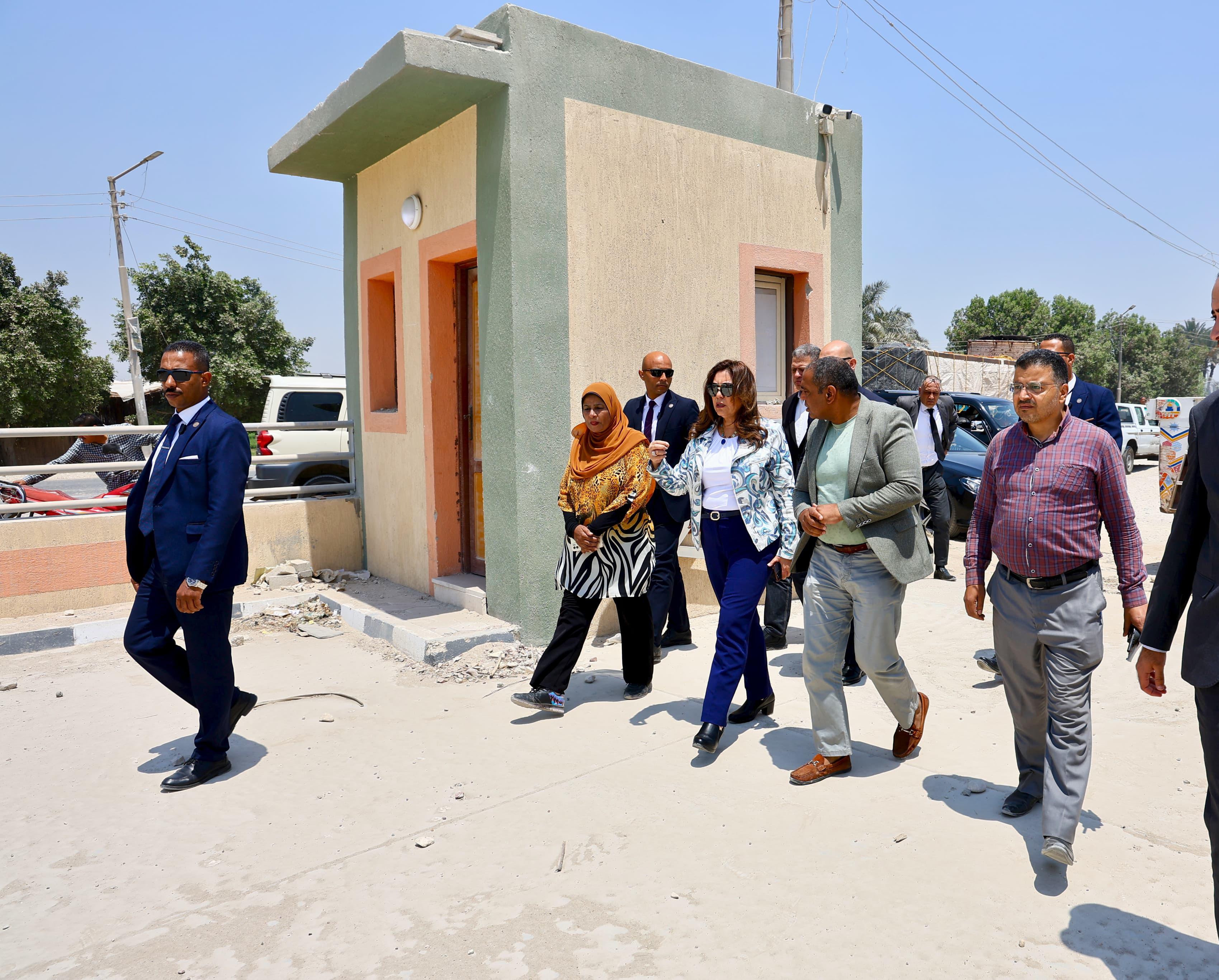 وزيرة التنمية المحلية خلال الجولة