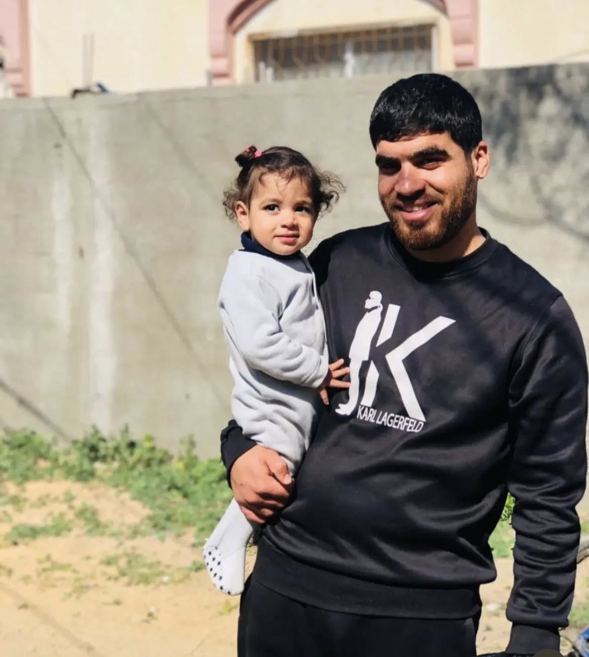 أحمد أبو محسن مع ابنته قبل الإصابة أحمد أبو محسن مع ابنته قبل الإصابة