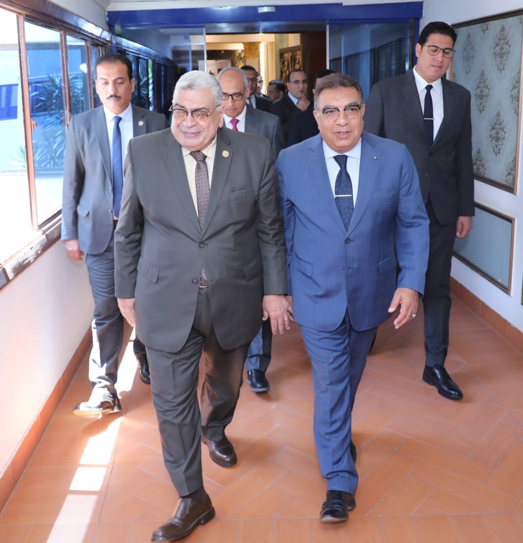 رئيس مجلس الدولة يضع حجر أساس مجمع المحاكم الجديد ويفتتح المقر المؤقت بالدقهلية