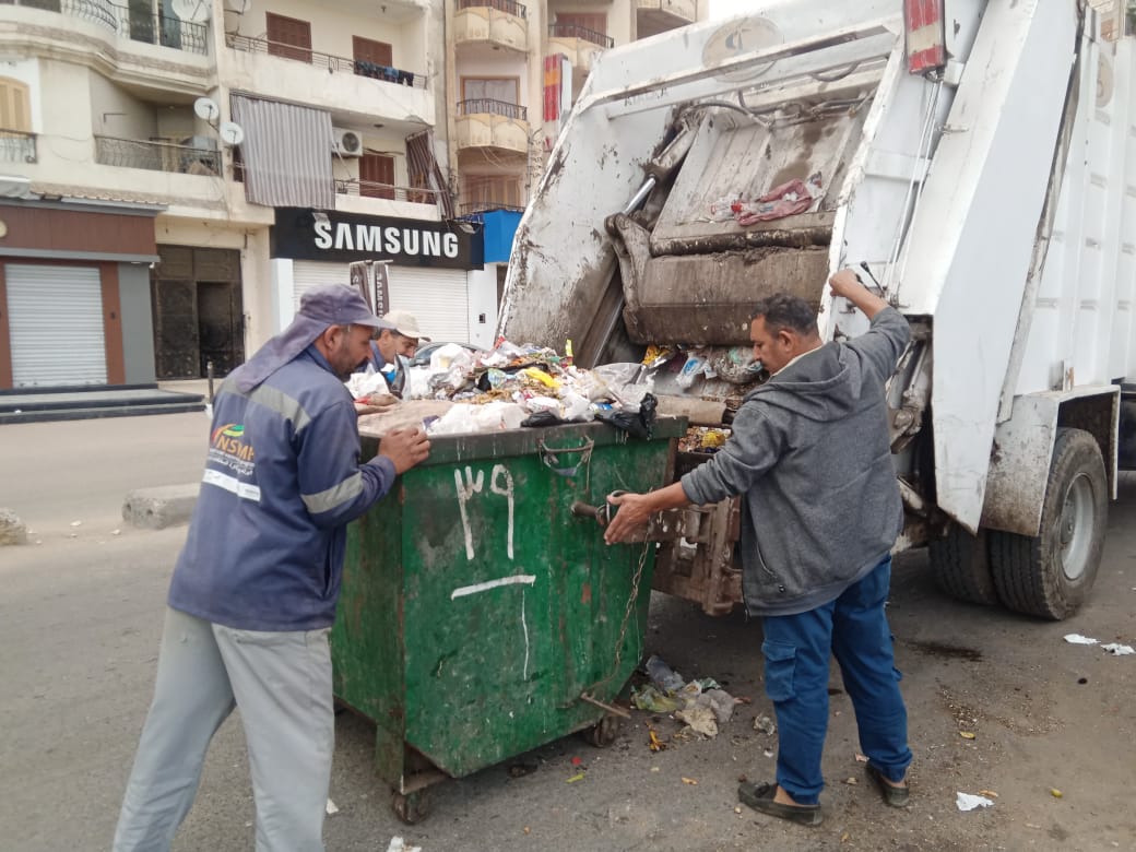 جانب من رفع القمامة