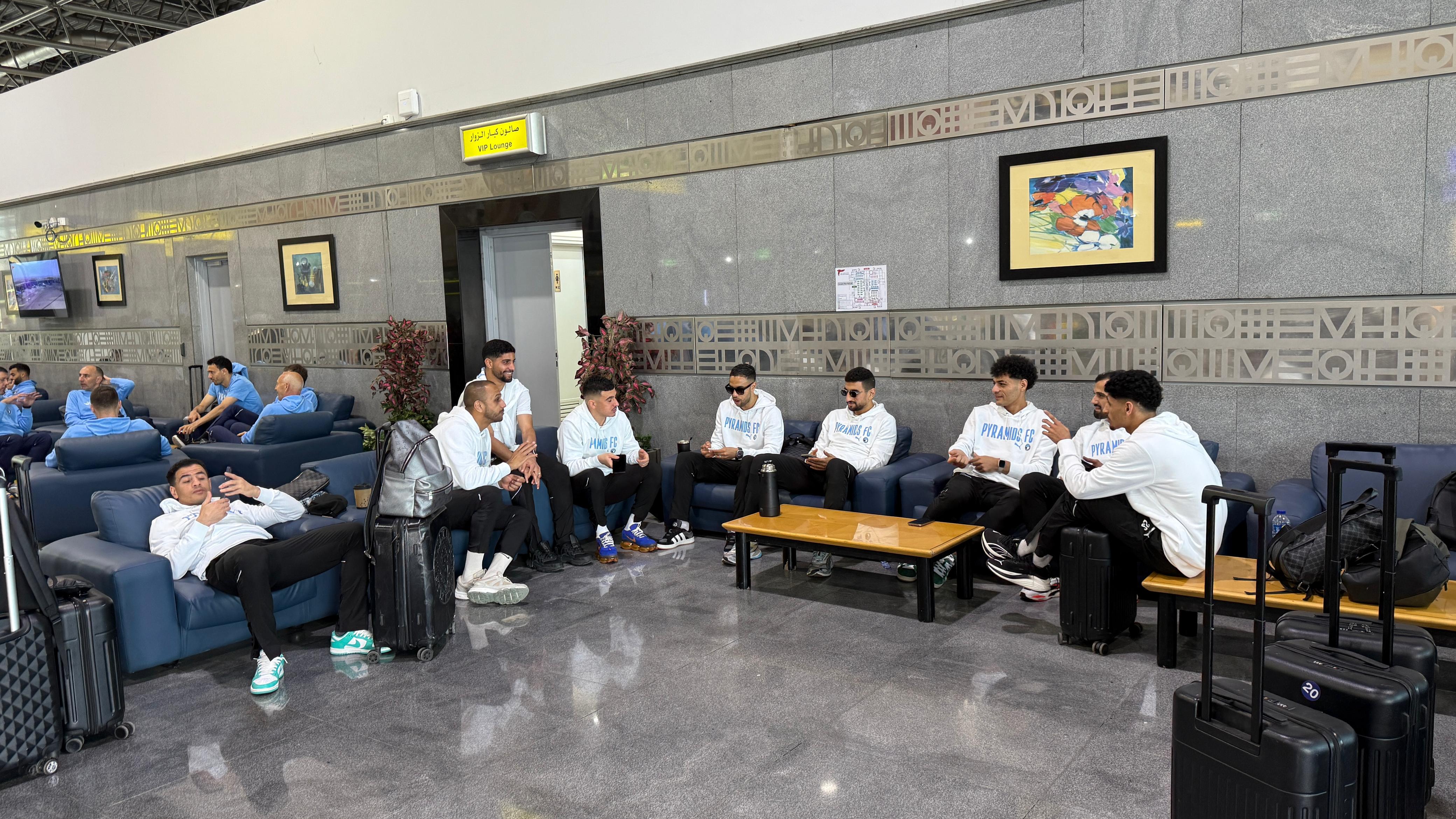 بيراميدز فى المطار