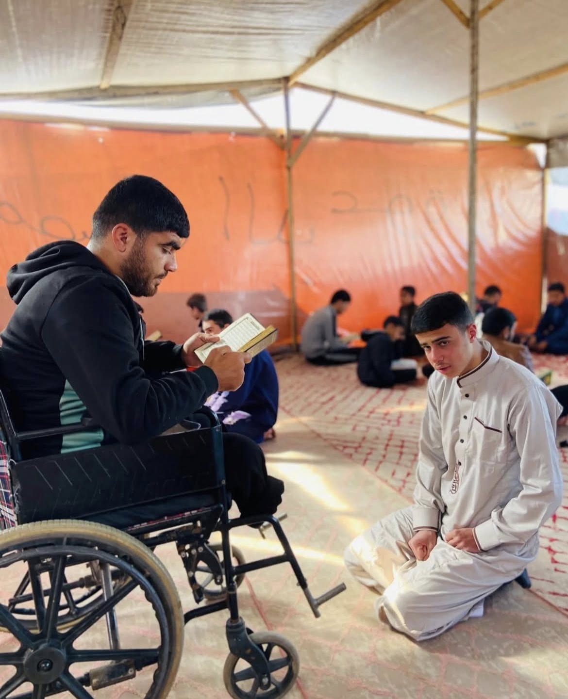أحمد أبو محسن خلال تحفيظه للقرآن أحمد أبو محسن خلال تحفيظه للقرآن