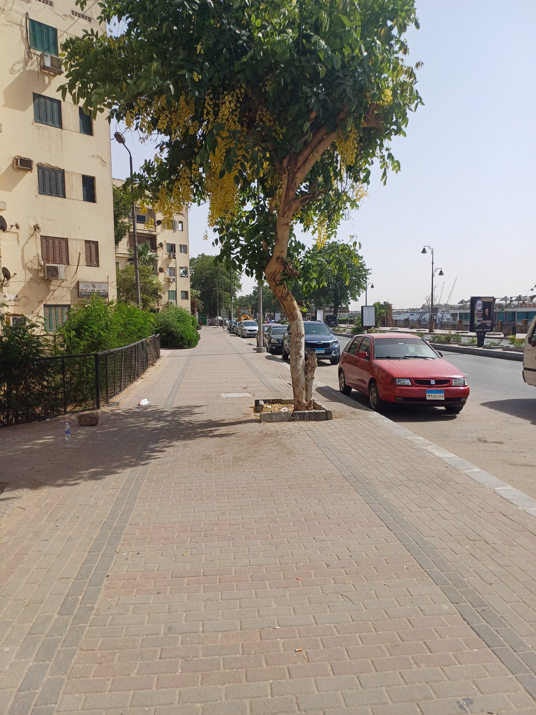 ‪الشوارع خالية من المواطنين 