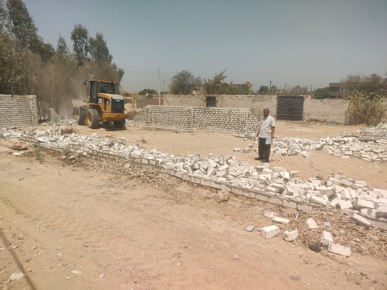 إزالة 12 حالة مخالفة بناء بمدينة الطود إزالة 12 حالة مخالفة بناء بمدينة الطود