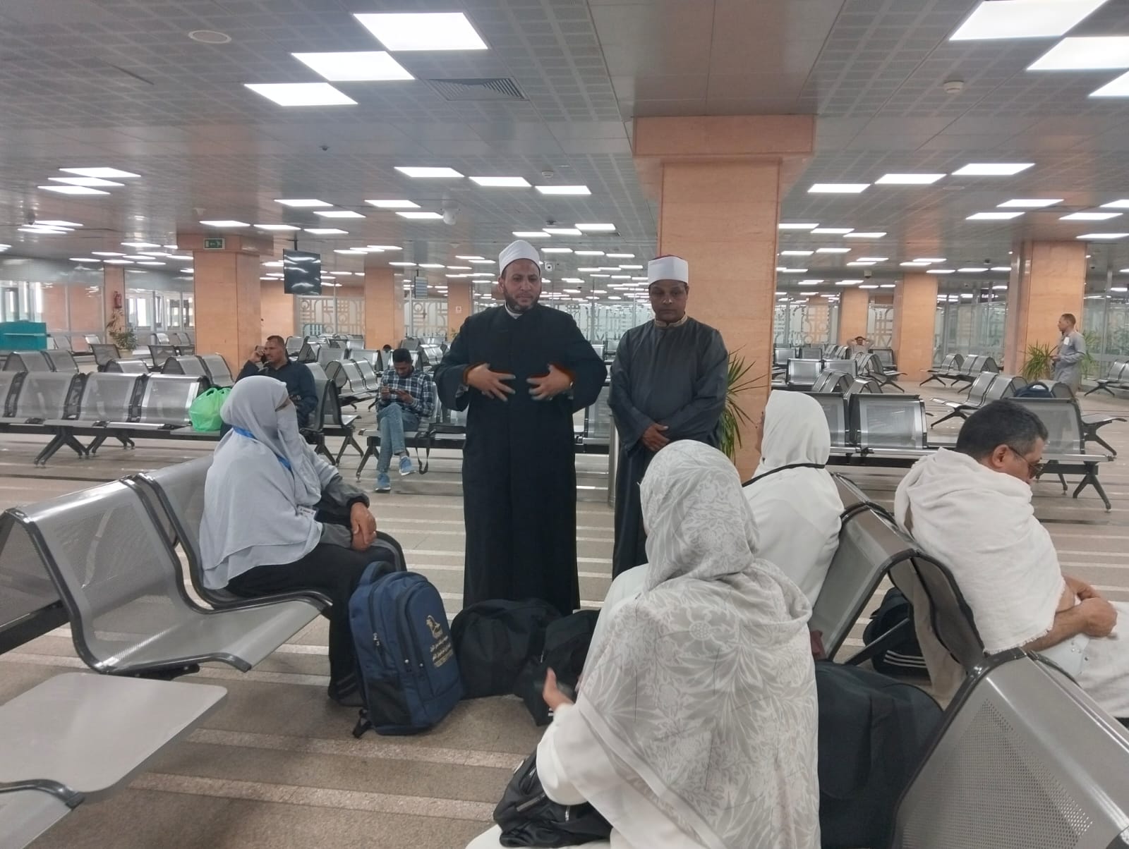 جانب من اللقاءات والندوات التوعوية للحجيج فى مطار الأقصر الدولى جانب من اللقاءات والندوات التوعوية للحجيج فى مطار الأقصر الدولى