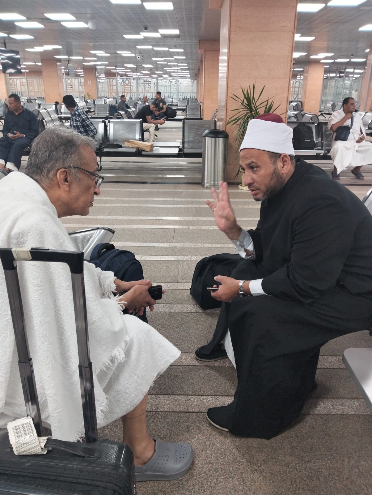 توعية الحجاج فى المطار بتفاصيل مناسك الجحج توعية الحجاج فى المطار بتفاصيل مناسك الجحج
