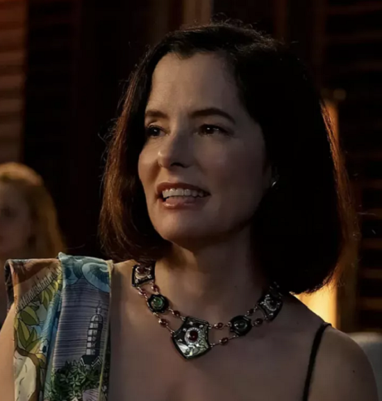 قلادة بتصميم كبير