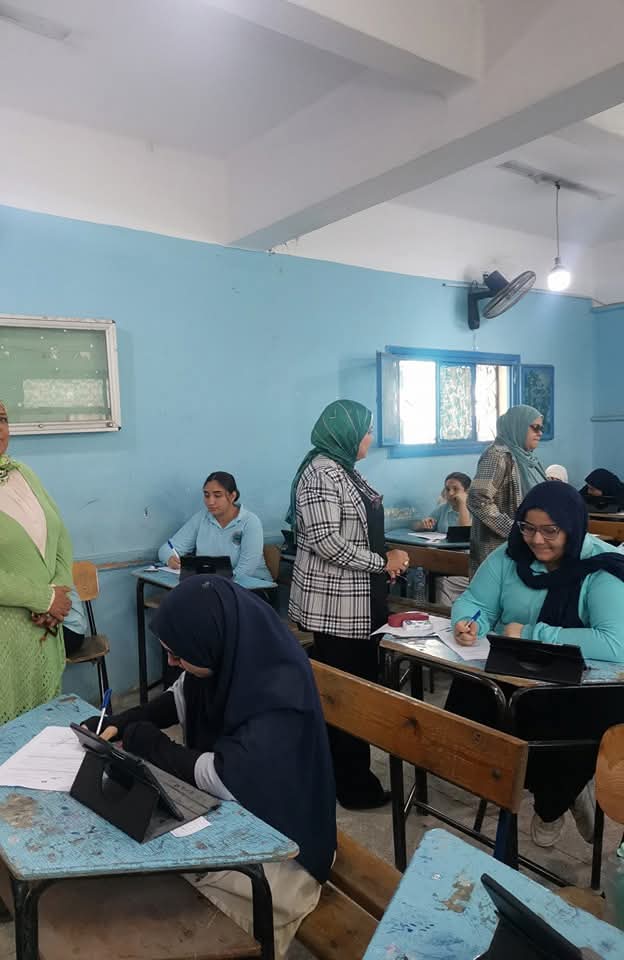طلاب الثانوى العام يؤدون الامتحان إلكترونيا طلاب الثانوى العام يؤدون الامتحان إلكترونيا