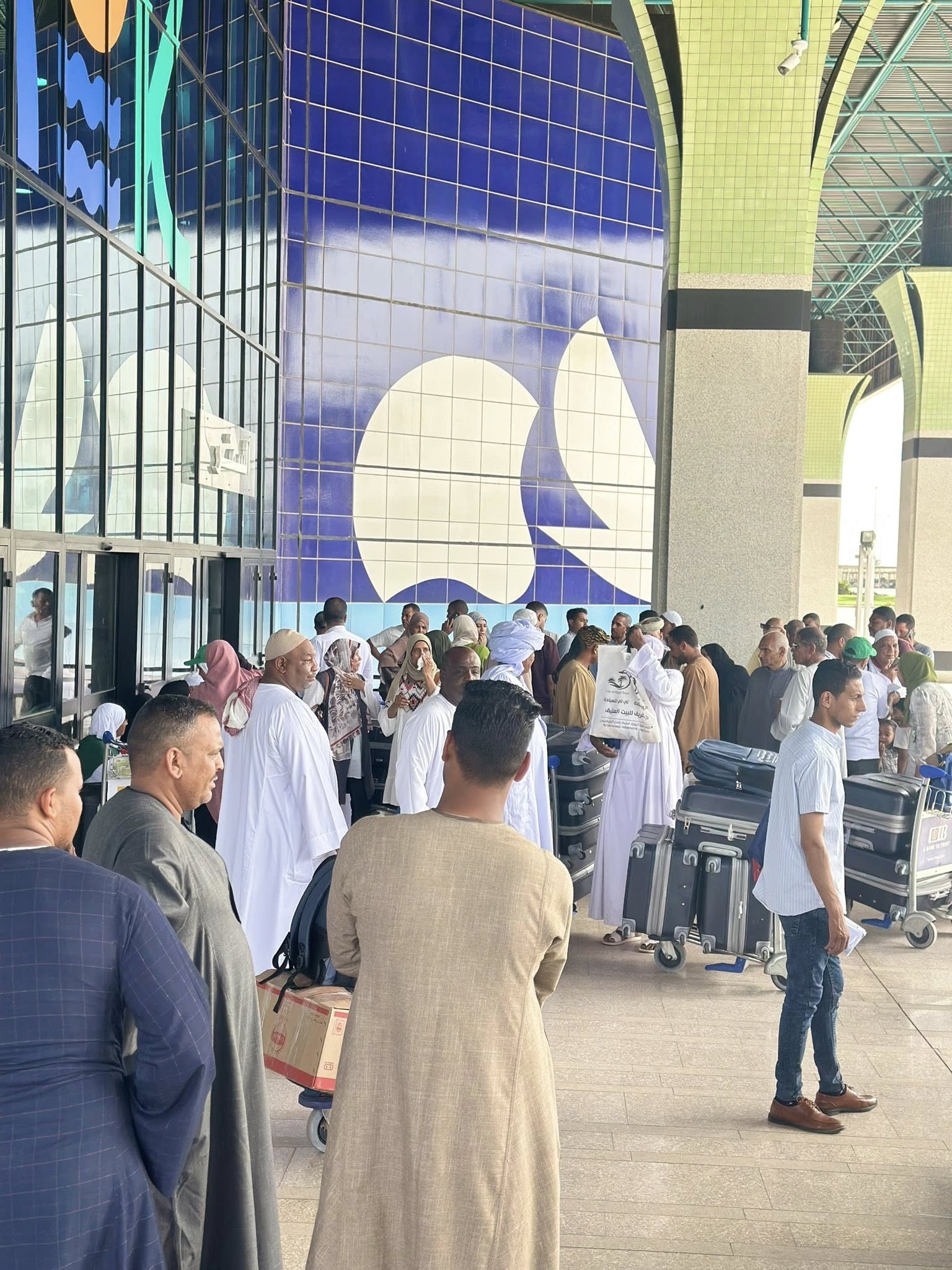 توديع الحجاج أمام مطار الأقصر الدولى توديع الحجاج أمام مطار الأقصر الدولى