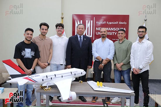 رئيس-جامعة-المنصورة-الجديدة-وصحفي-اليوم-السابع-والطلاب--أثناء-اللقاء رئيس-جامعة-المنصورة-الجديدة-وصحفي-اليوم-السابع-والطلاب--أثناء-اللقاء