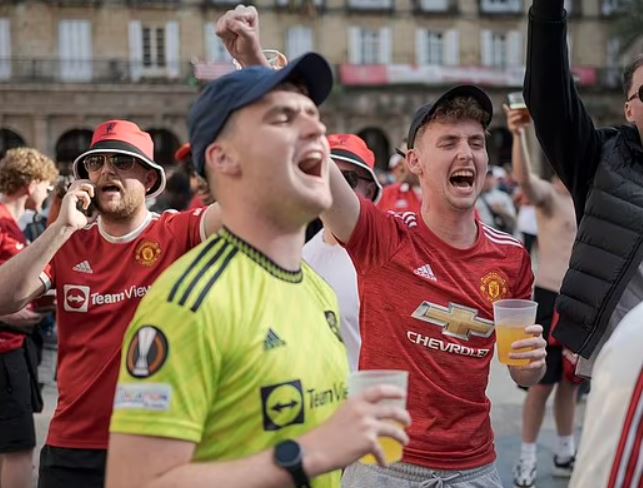 جماهير توتنهام ضد مانشستر يونايتد في إسبانيا (2)