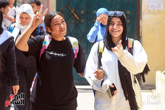 علامة النصر بعد اداء امتحان اللغة العربية علامة النصر بعد اداء امتحان اللغة العربية
