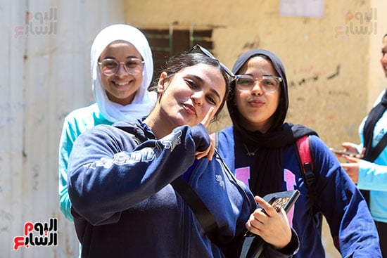 البسمة على وجوه طالبات الثانوي العام البسمة على وجوه طالبات الثانوي العام