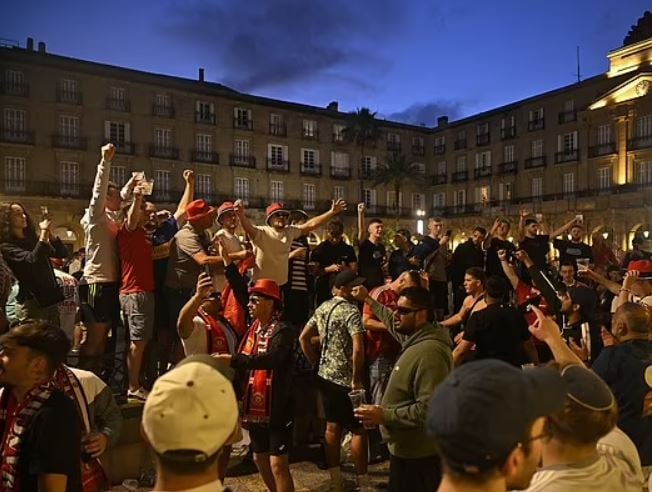 جماهير توتنهام ضد مانشستر يونايتد في إسبانيا (7)