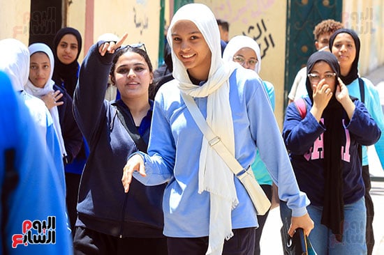 خروج الطالبات بعد اداء الامتحان خروج الطالبات بعد اداء الامتحان