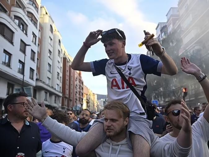 جماهير توتنهام ضد مانشستر يونايتد في إسبانيا (4)