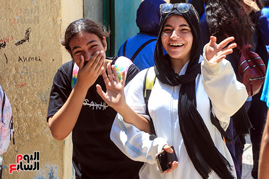 سهولة الامتحان على وجوه الطالبات سهولة الامتحان على وجوه الطالبات