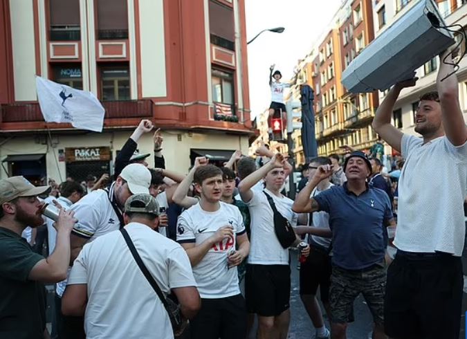 جماهير توتنهام ضد مانشستر يونايتد في إسبانيا (6)