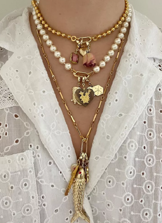 طبقات من القلائد