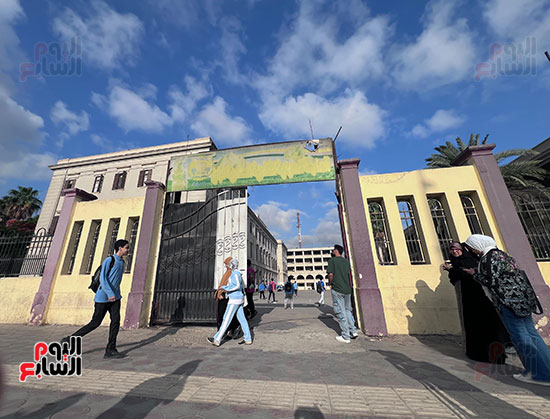 توافد طلاب ثانية ثانوية بالجيزة على لجان امتحانات الفصل الدراسى الثانى (8)