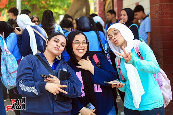 الفرحة على وجوه طالبات الصف الثاني الثانوي الفرحة على وجوه طالبات الصف الثاني الثانوي