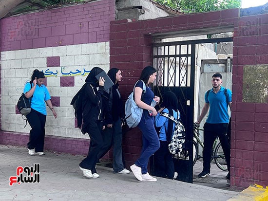 توافد طلاب ثانية ثانوية بالجيزة على لجان امتحانات الفصل الدراسى الثانى (20)