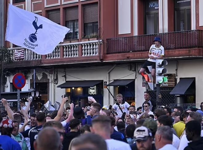 جماهير توتنهام ضد مانشستر يونايتد في إسبانيا (1)
