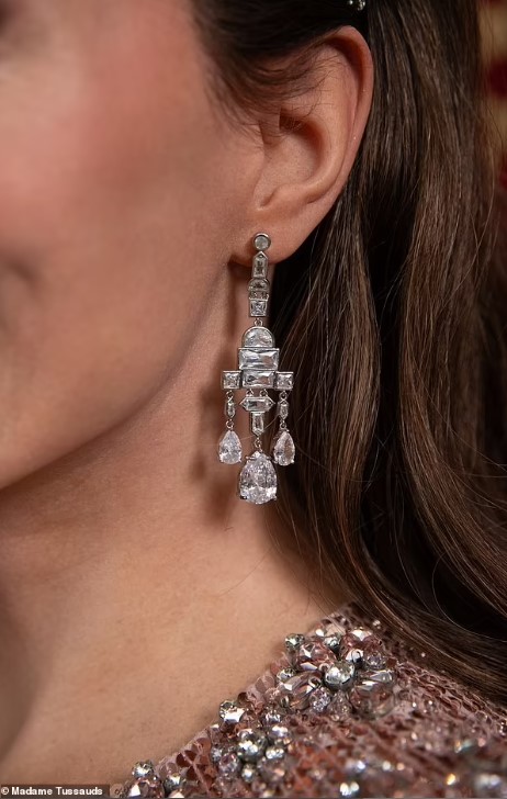 صورة أقرب لأذن تمثال كيت