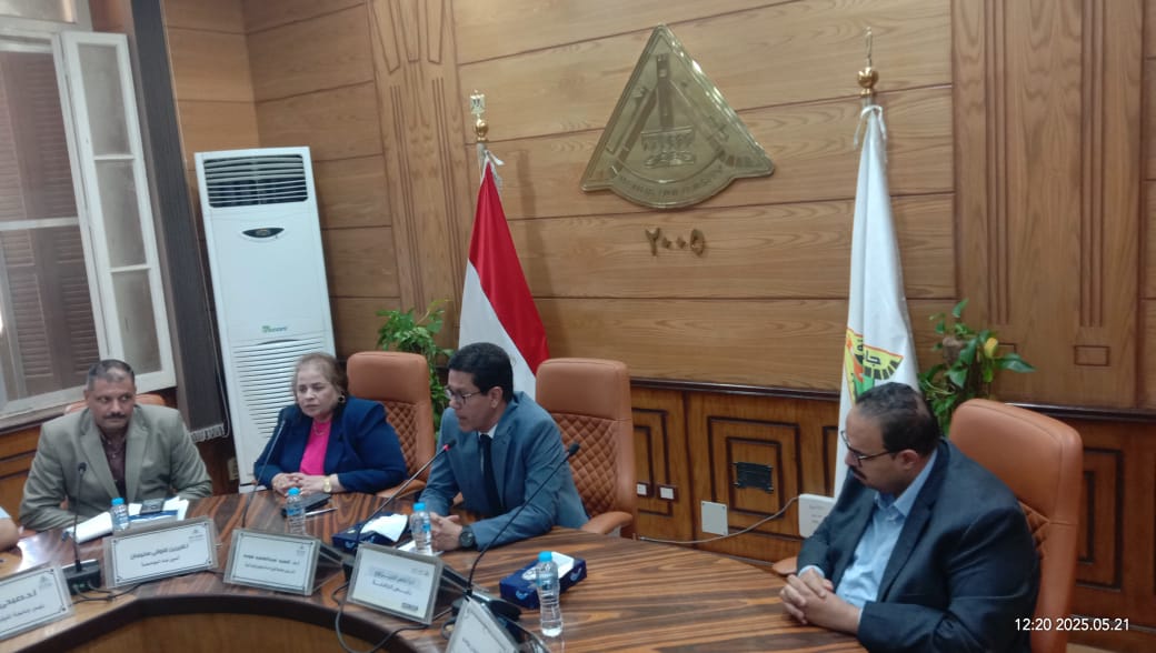 رئيس جامعة بنها يترأرس الاجتماع