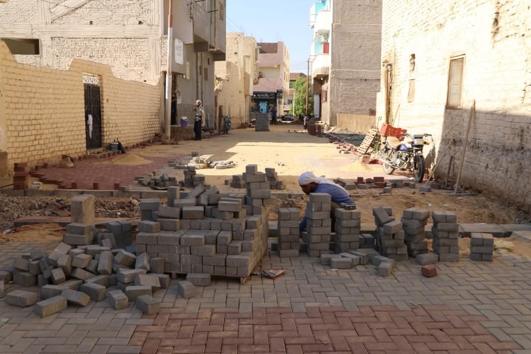 اثناء تنفيذ اعمال الرصف بالإنترلوك اثناء تنفيذ اعمال الرصف بالإنترلوك