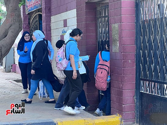 توافد طلاب ثانية ثانوية بالجيزة على لجان امتحانات الفصل الدراسى الثانى (12)