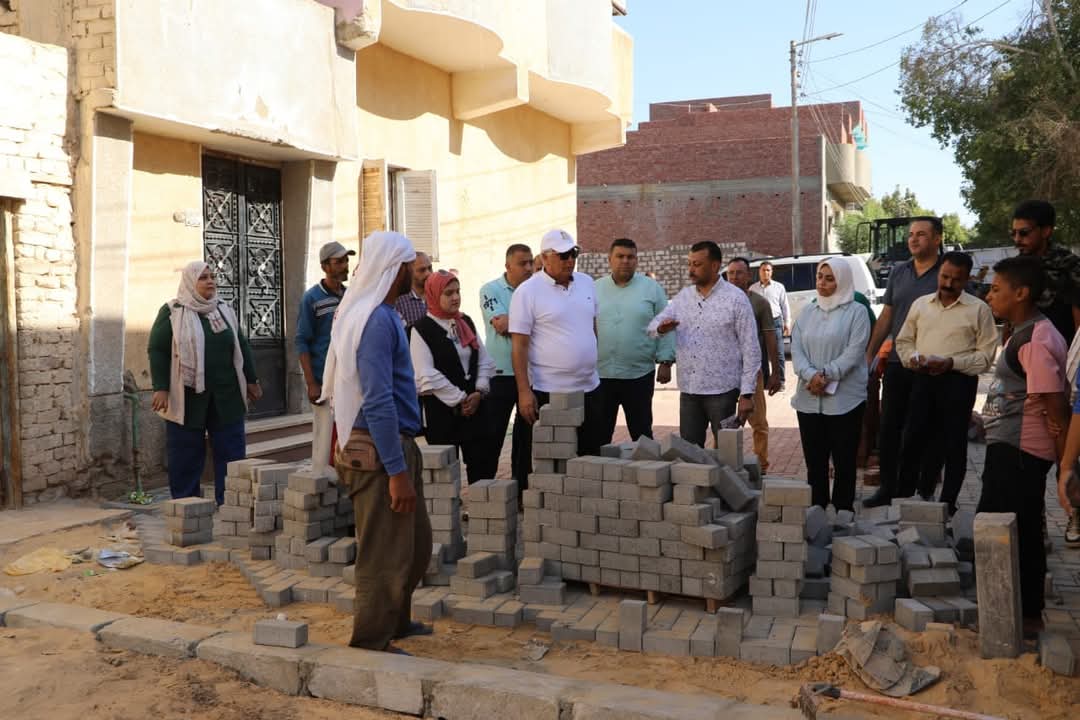المحافظ ومدير الطرق يتابعان اعمال التطوير المحافظ ومدير الطرق يتابعان اعمال التطوير