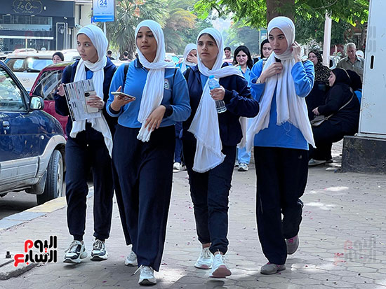 توافد طلاب ثانية ثانوية بالجيزة على لجان امتحانات الفصل الدراسى الثانى (3)