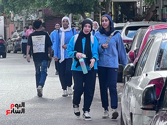 توافد طلاب ثانية ثانوية بالجيزة على لجان امتحانات الفصل الدراسى الثانى (15)